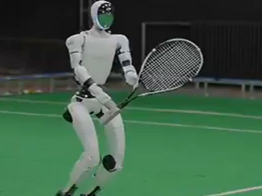 Humanoidni robot nitree G1 ravnopravno igra tenis protiv ljudi