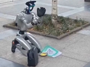 Robot preko QR koda prosi novac za struju na ulici