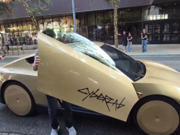 Tesla predstavila robotaksi Cybercab bez upravljača