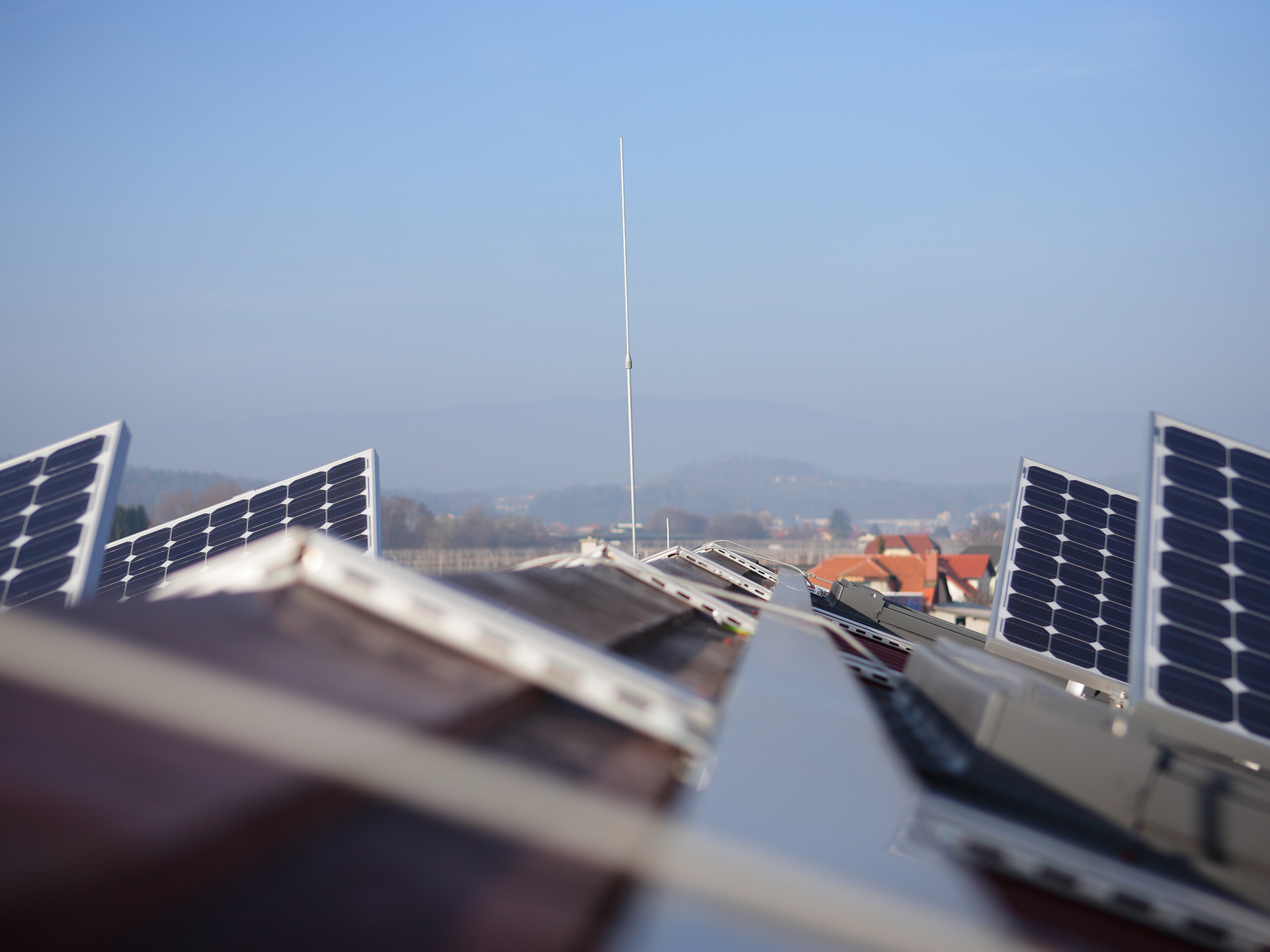 Broj solarnih elektrana u Srbiji je dramatično porastao poslednjih godina. Uverite se da imate odgovarajuću zaštitu od groma.